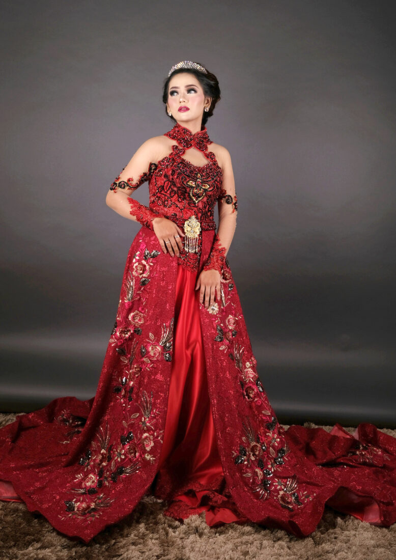 Berlin Maroon Ball Gown Ekor Pisah