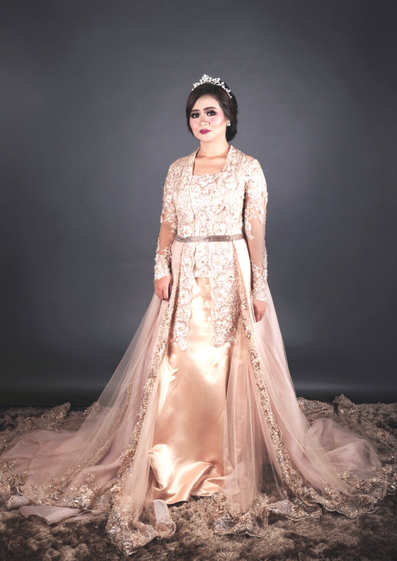 Kebaya Nude Kutu Baru Ajeng Ekor Pisah