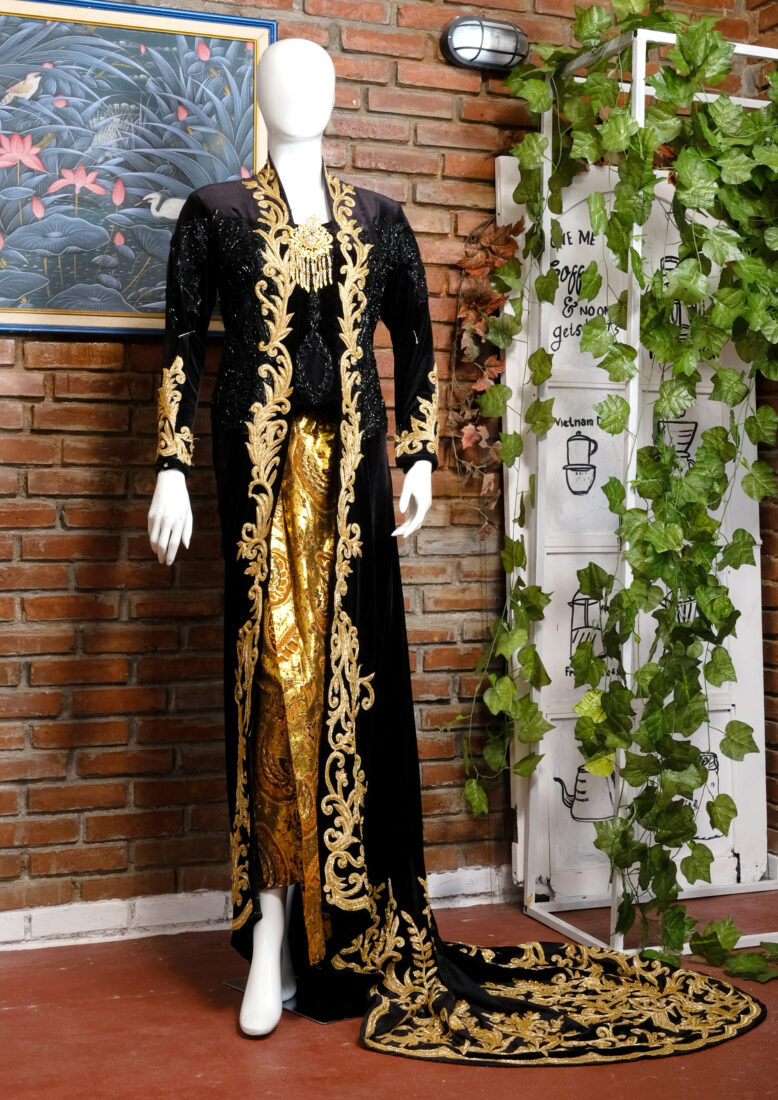 Kebaya Bludru Hitam Gold