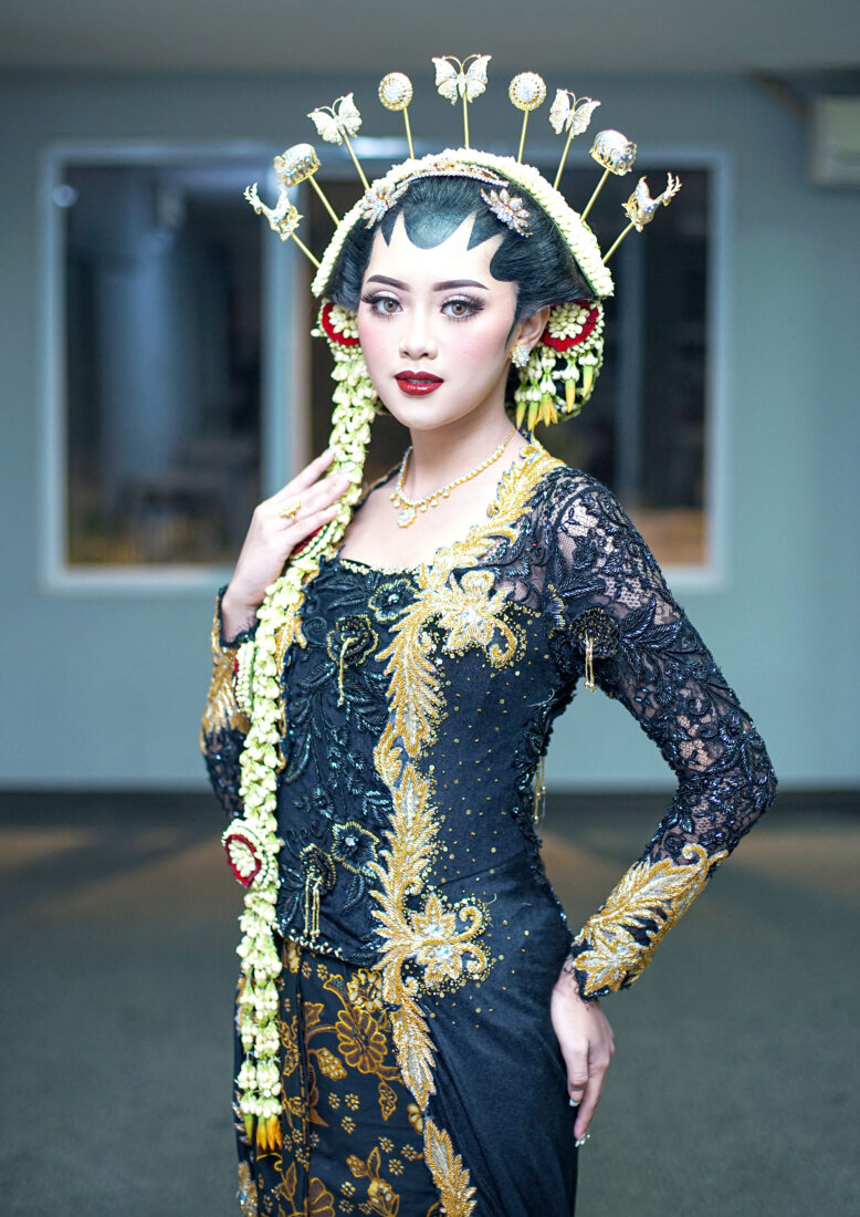 Kebaya Bludru Hitam Samasta