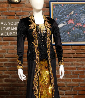 Kebaya Bludru Hitam Gold