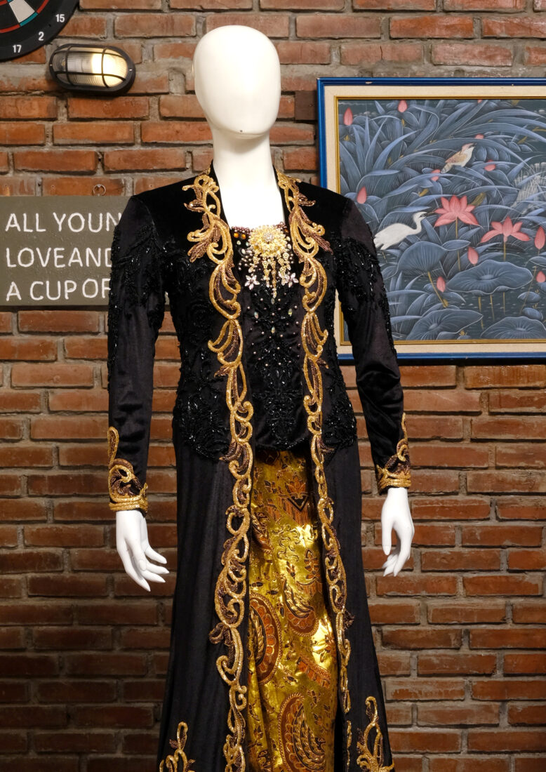 Kebaya Bludru Hitam Gold