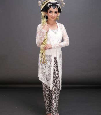 Kebaya Putih Lia Sedengkul