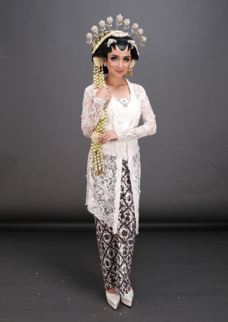 Kebaya Putih Lia Sedengkul