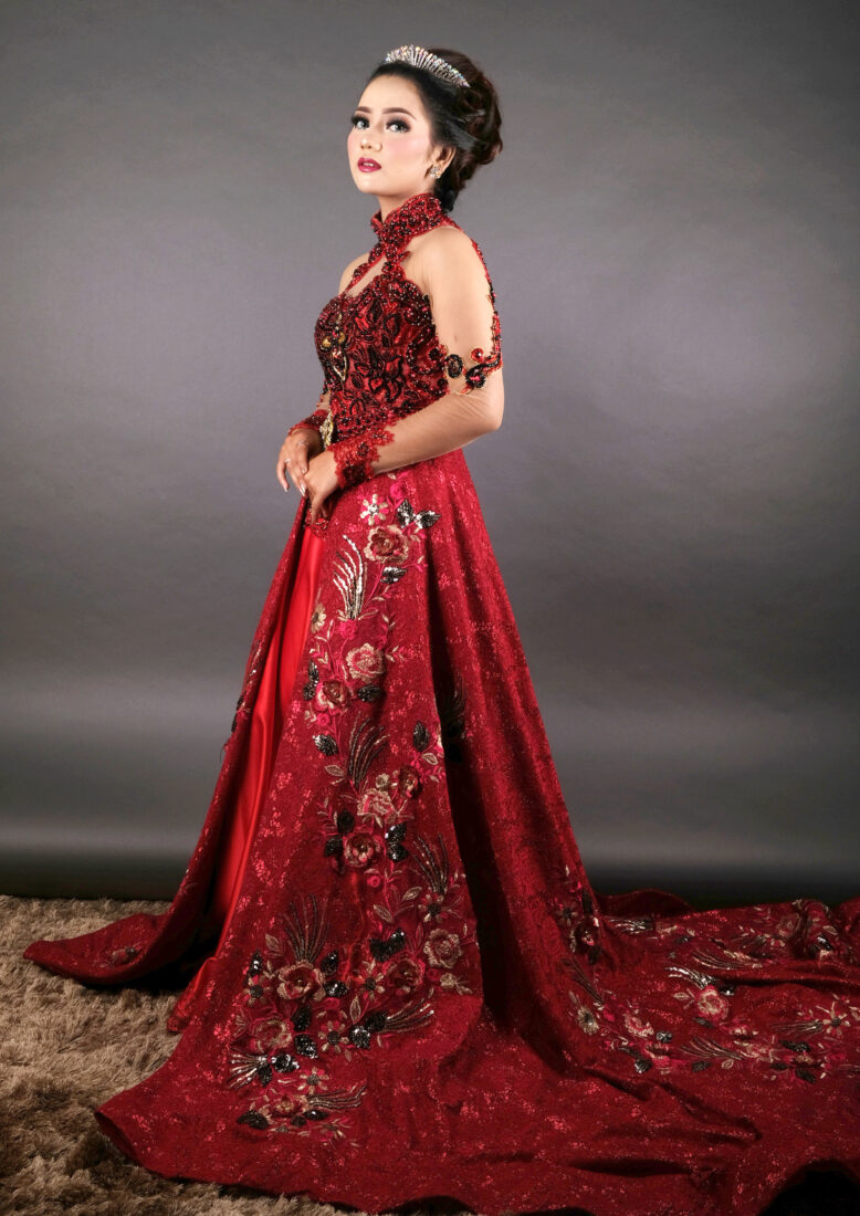 Berlin Maroon Ball Gown Ekor Pisah