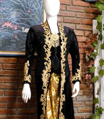 Kebaya Bludru Hitam Gold