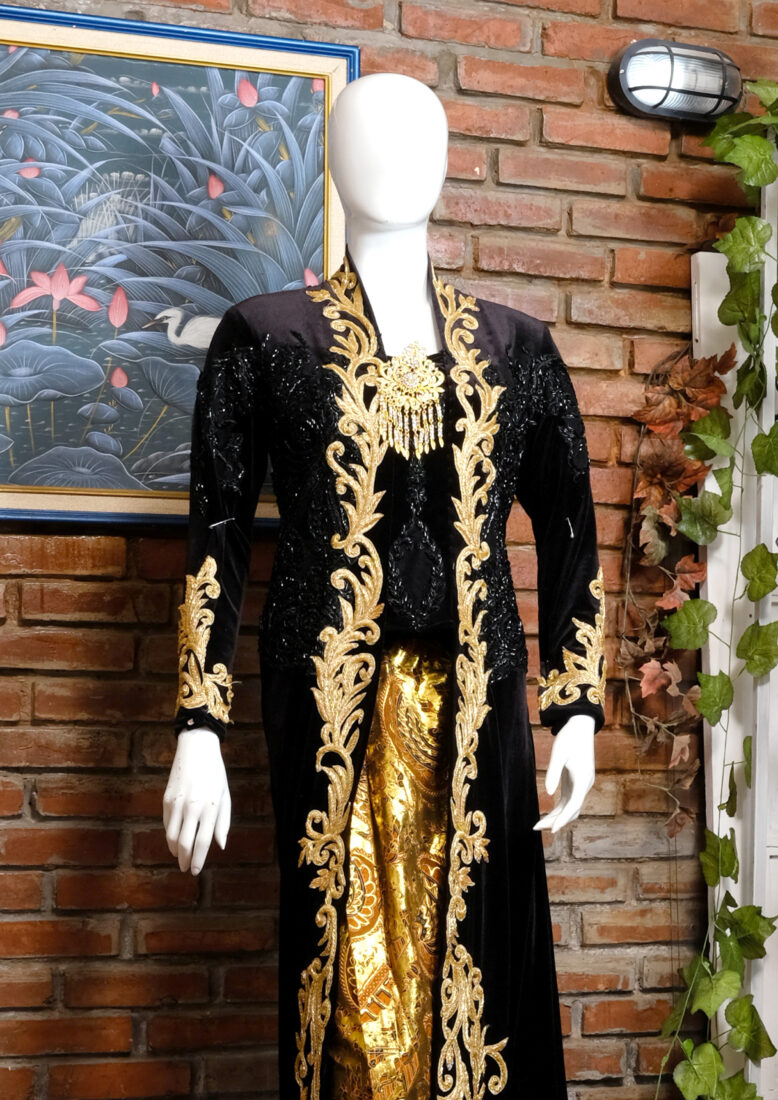 Kebaya Bludru Hitam Gold