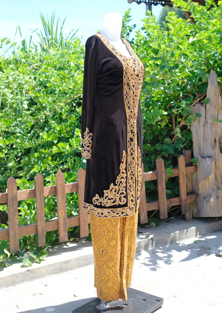 Kebaya Beludru Hitam Kutubaru Pendek (Lama)