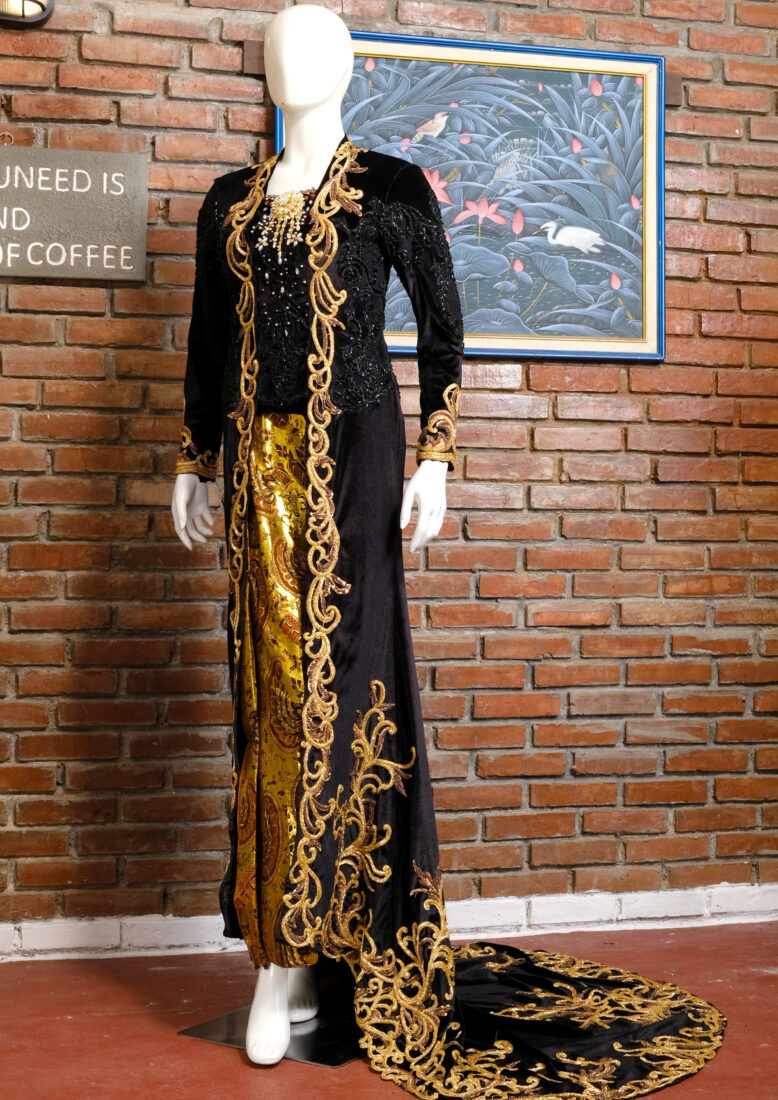 Kebaya Bludru Hitam Gold