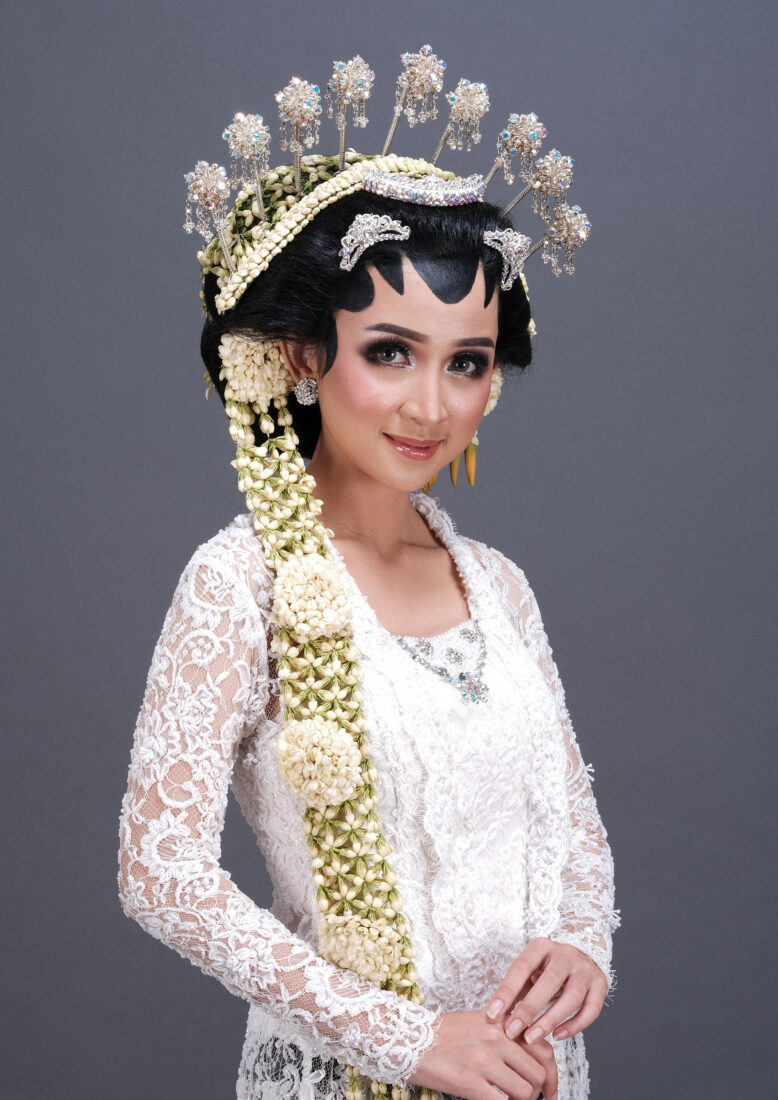 Kebaya Putih Lia Sedengkul