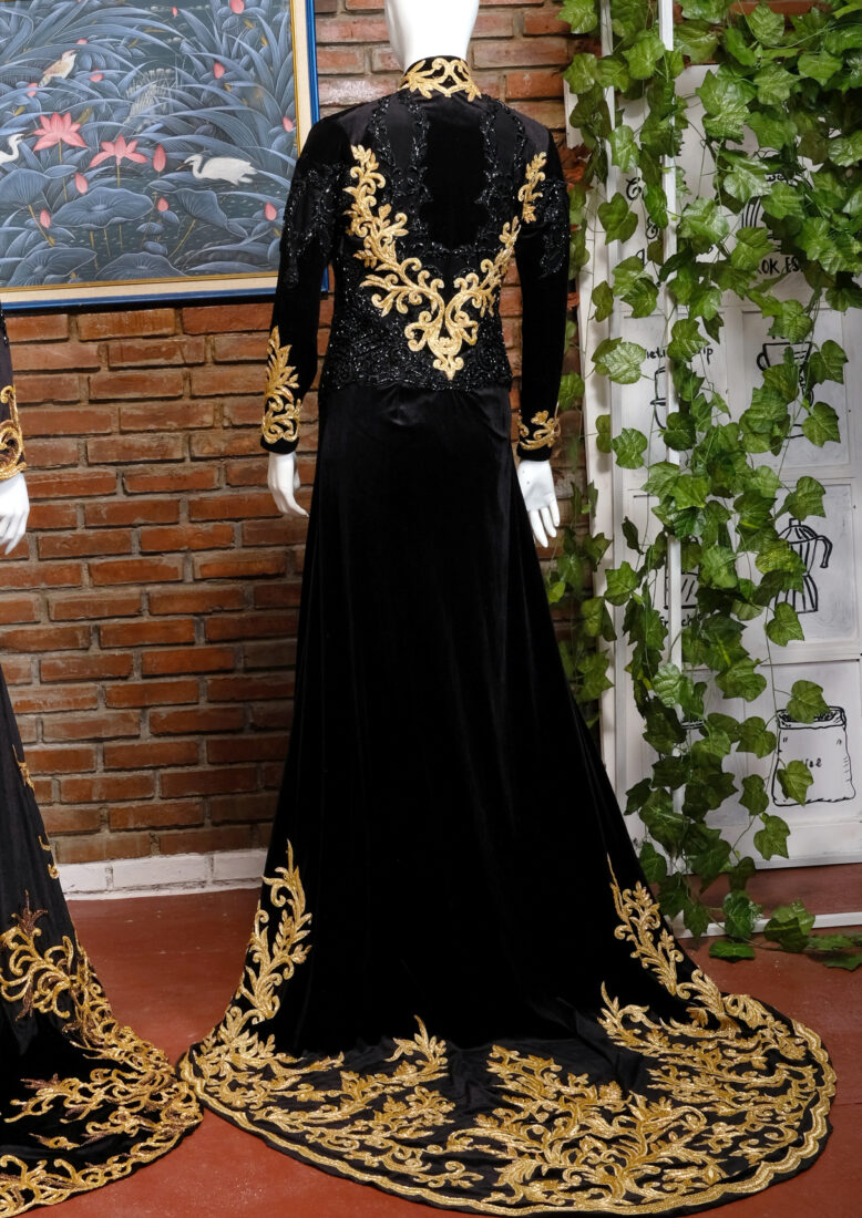 Kebaya Bludru Hitam Gold