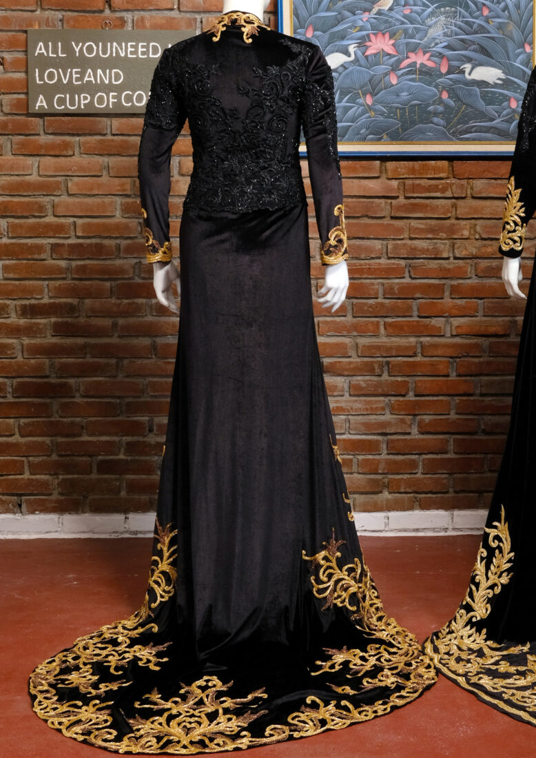 Kebaya Bludru Hitam Gold