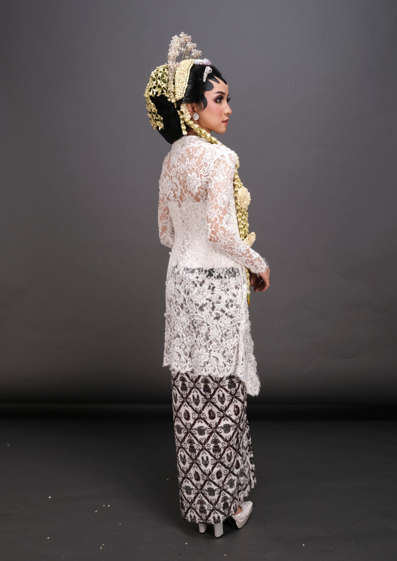 Kebaya Putih Lia Sedengkul