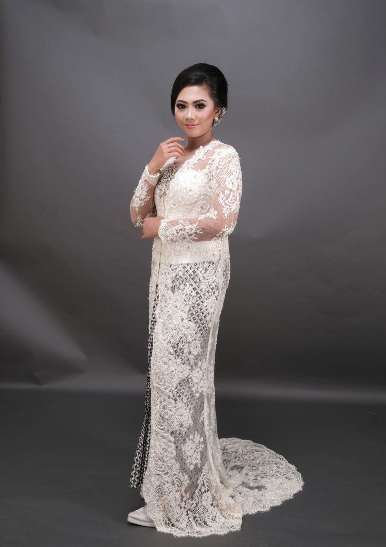 Kebaya Putih Apri