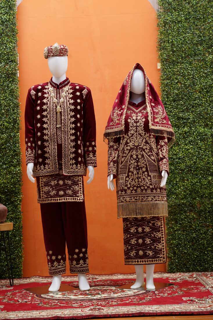Busana Koto Gadang Rumah Gadang