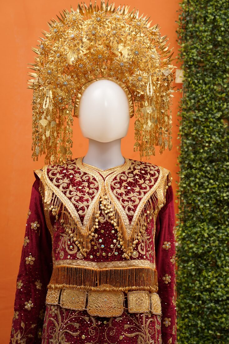 Busana Pengantin Sunting Minang Beludru Maroon (02)
