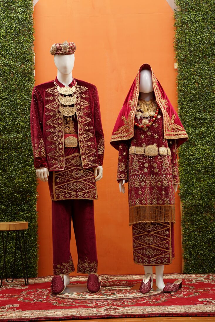 Busana Pengantin Koto Gadang Beludru Maroon (01)