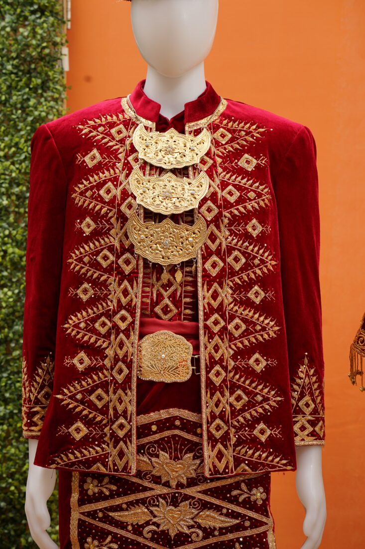 Busana Pengantin Koto Gadang Beludru Maroon (02)