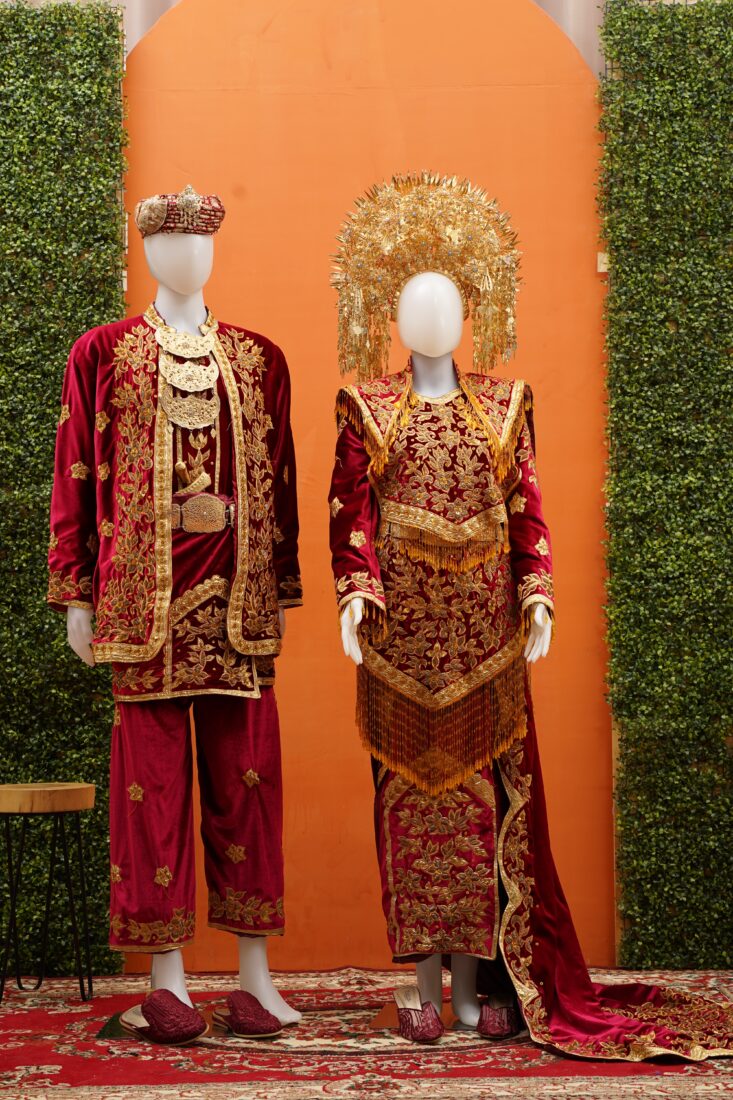 Busana Pengantin Minang Beludru Maroon (04)