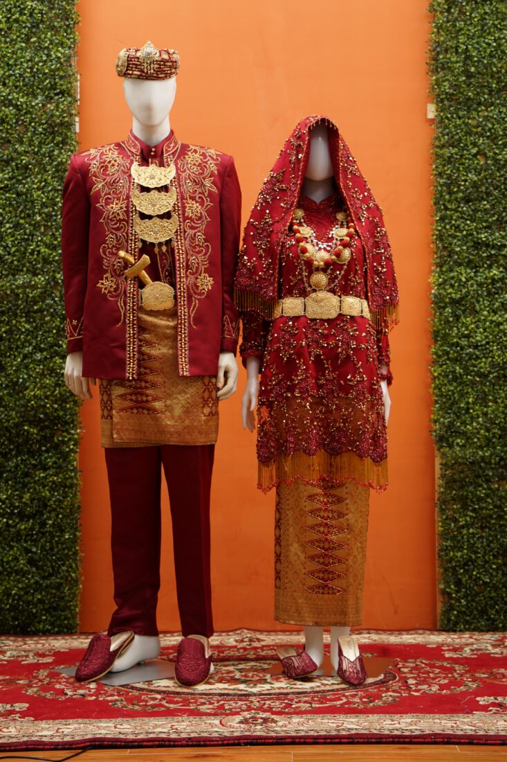 Busana Koto Gadang Brookat Merah Maroon
