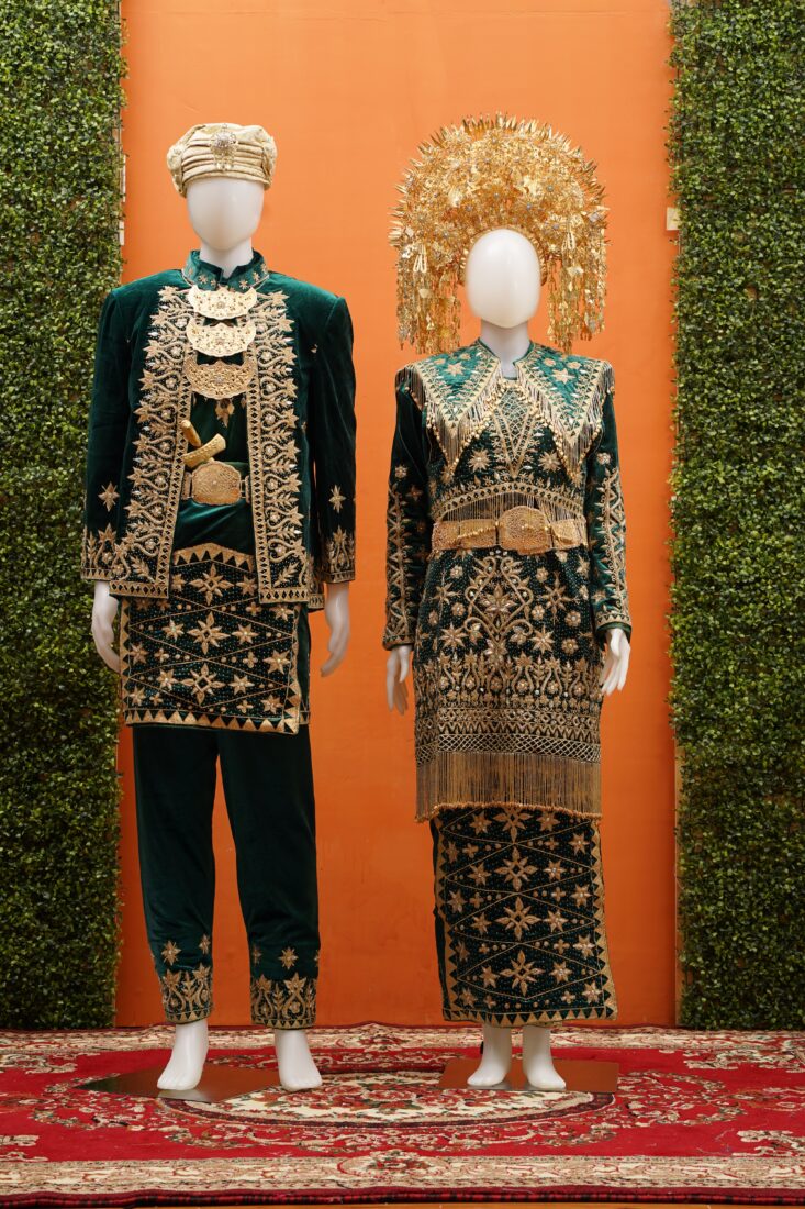 Busana Pengantin Minang Beludru Hijau Emerald