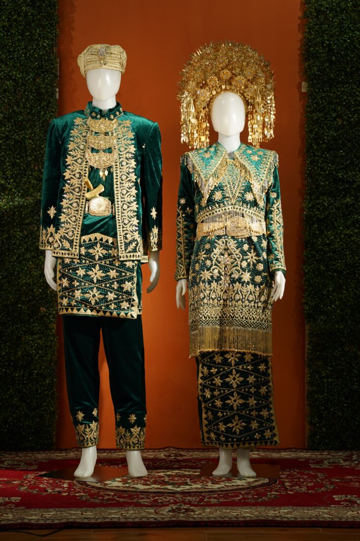 Busana Pengantin Minang Beludru Hijau Emerald