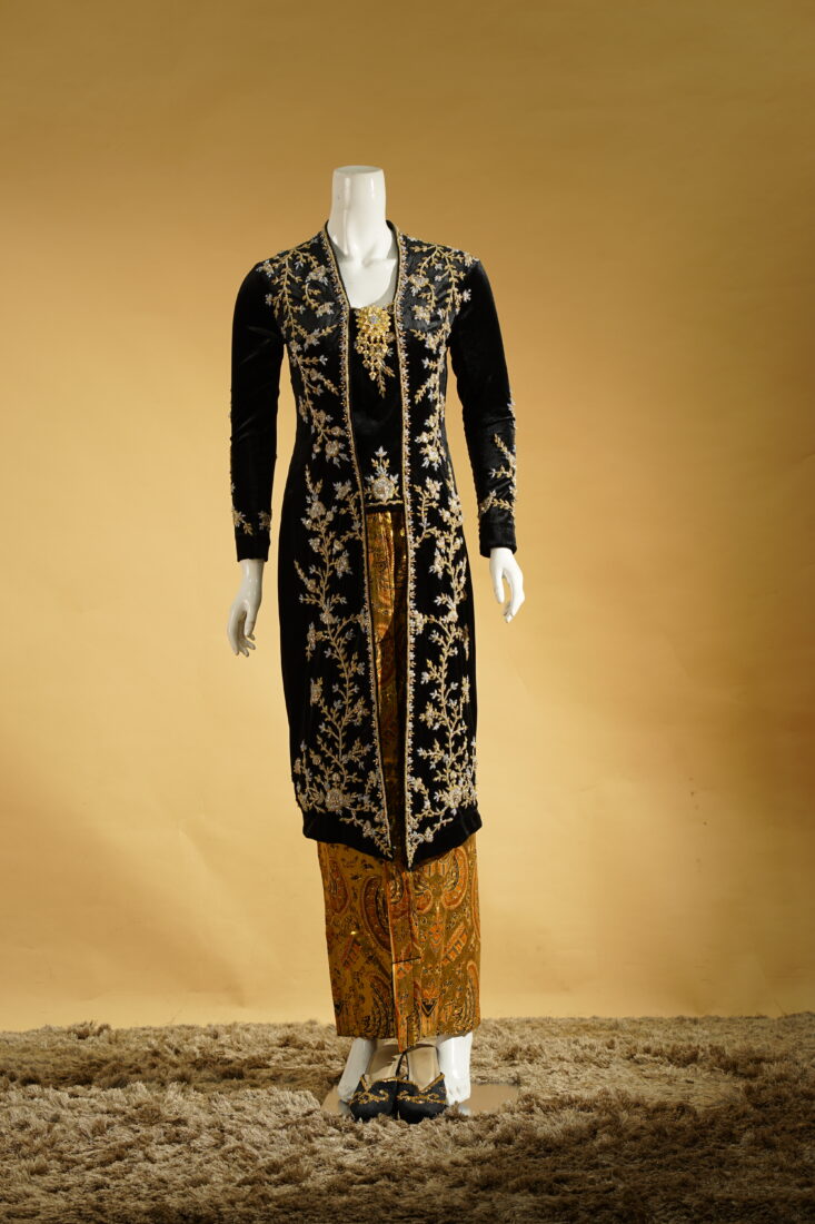 Kebaya Beludru Kutubaru Pendek Silver Gold