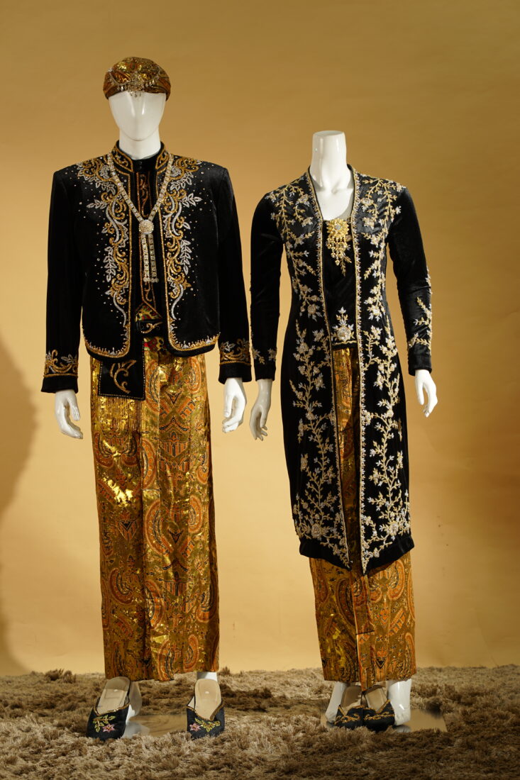 Kebaya Beludru Kutubaru Pendek Silver Gold