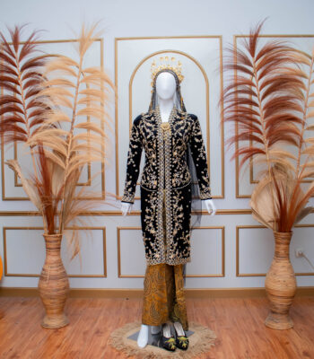 Kebaya Bludru Hitam Pendek