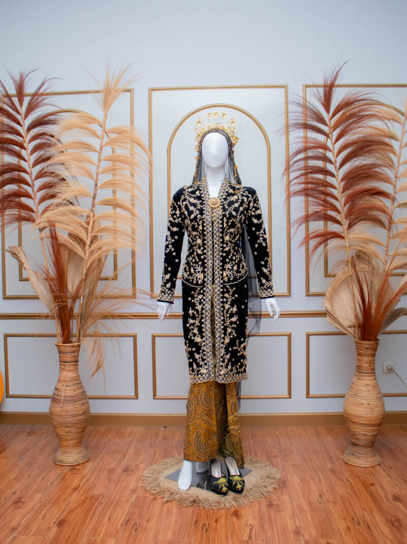 Kebaya Bludru Hitam Pendek