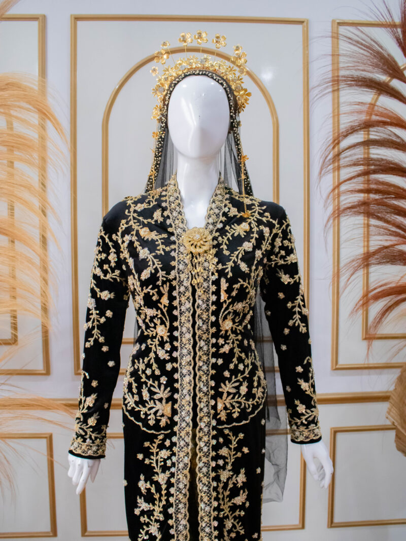 Kebaya Bludru Hitam Pendek