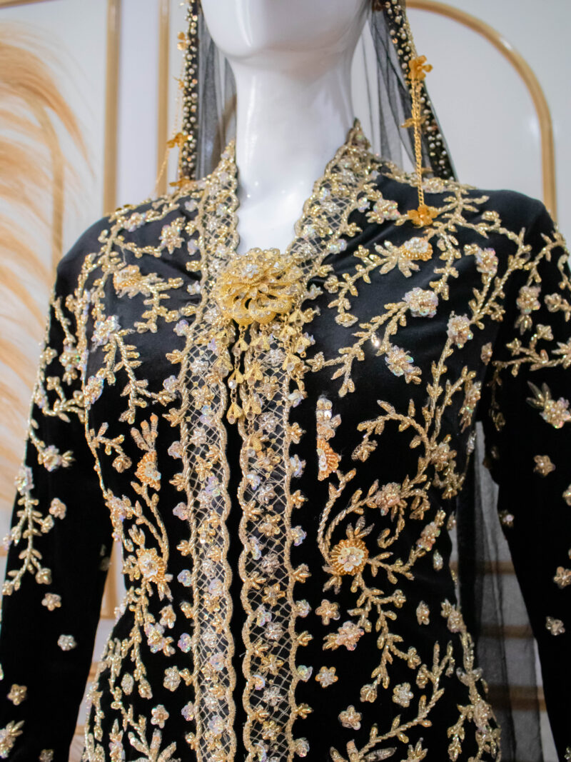 Kebaya Bludru Hitam Pendek