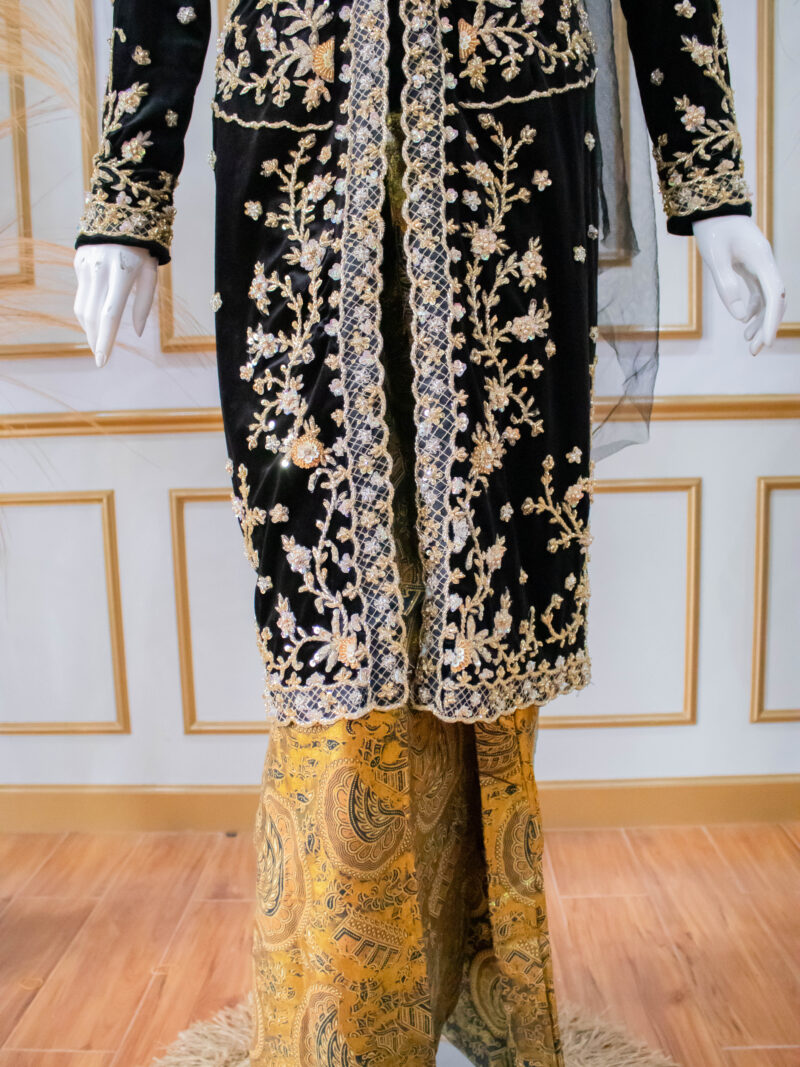 Kebaya Bludru Hitam Pendek