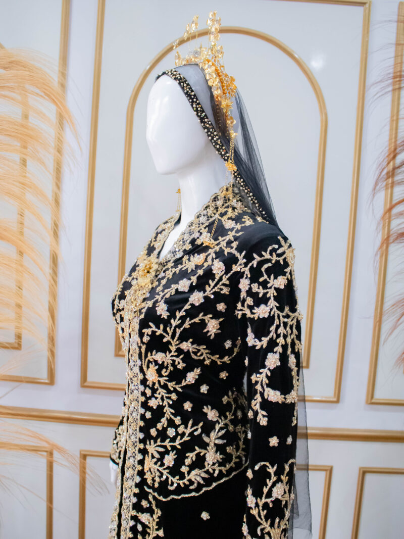 Kebaya Bludru Hitam Pendek