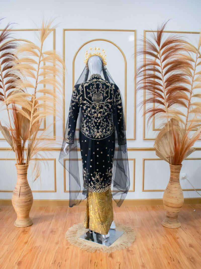 Kebaya Bludru Hitam Pendek