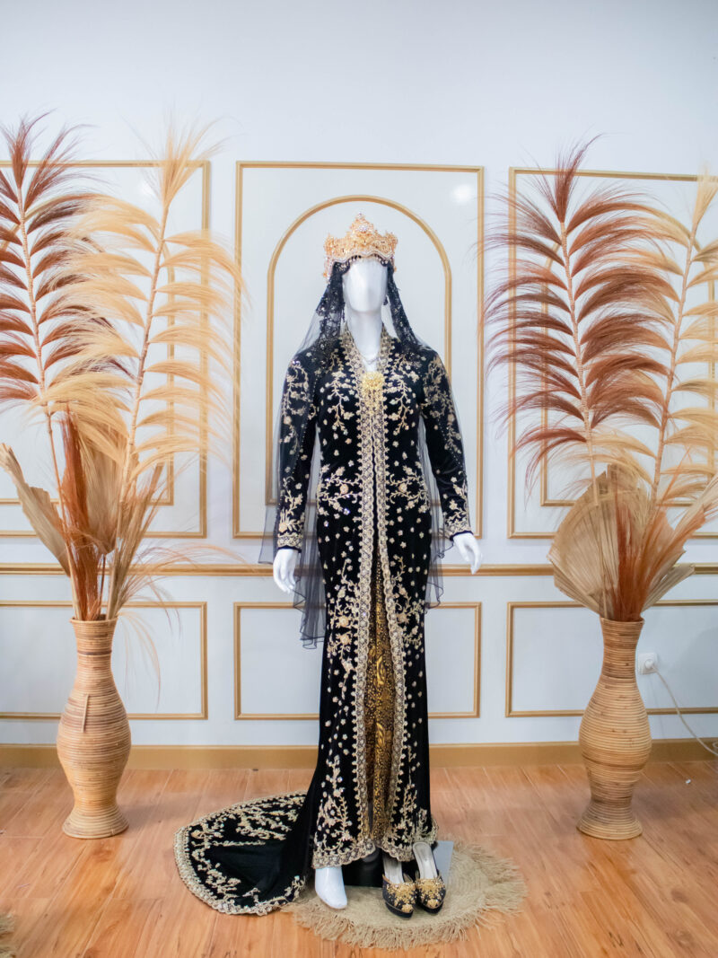 Kebaya Bludru Hitam Panjang