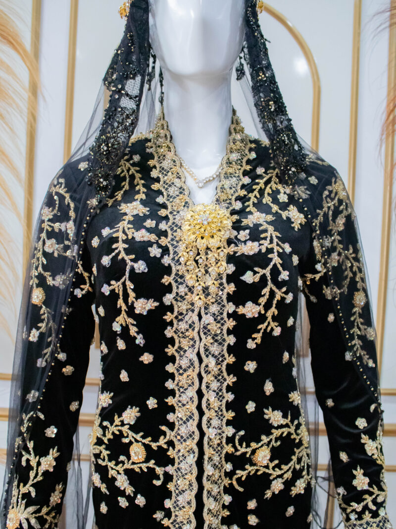Kebaya Bludru Hitam Panjang