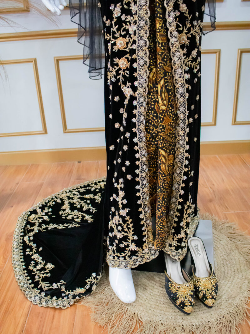 Kebaya Bludru Hitam Panjang